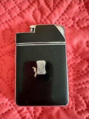 Evans Trigalight art deco Vintage case and Lighter. Silver inlay on front